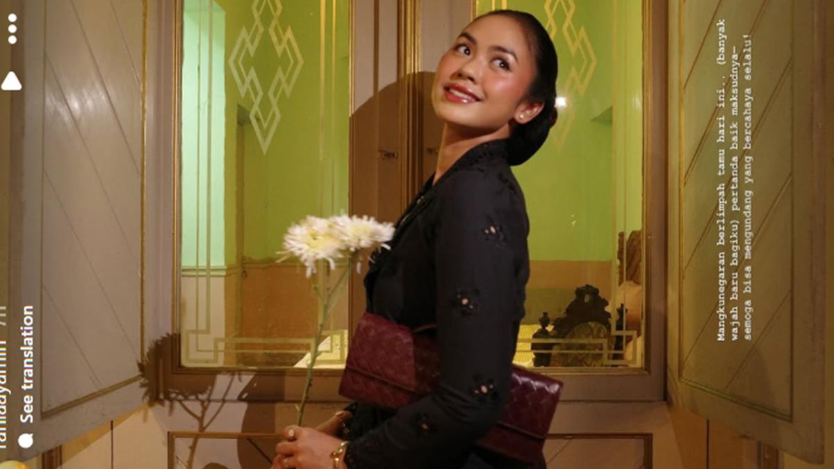 6 Potret Rania Yamin di Kirab Malam 1 Suro Mangkunegaran Solo, Anggun Pakai Kebaya