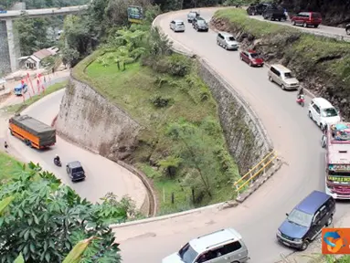 Jalan Kelok Sembilan di Sumatra Barat yang padat saat mudik lebaran. Jalan ini menghubungkan Sumatera Barat dengan Provinsi Riau yang menuju Pekanbaru.