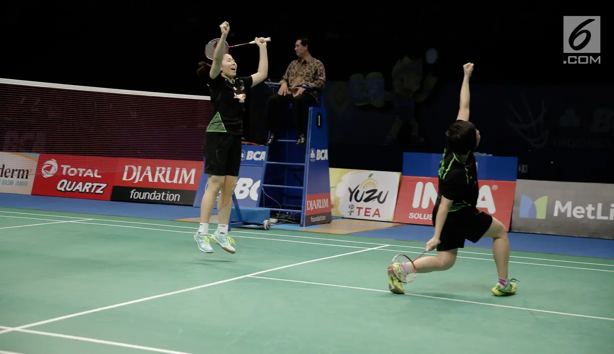 Ganda putri China Chen Qingchen dan Jia Yifan merayakan kemenangannya dalam final kejuaraan BCA Indonesia Open 2017 di Jakarta, Minggu (18/6). Chen Qingchen dan Jia Yifan menang dengan skor 21-19, 15-21, 21-10. (Liputan6.com/Faizal Fanani)