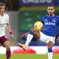 Striker Everton, Dominic Calvert-Lewin, mengontrol bola saat melawan Arsenal pada laga Liga Inggris di Stadion Goodison Park, Minggu (20/12/2020). Everton menang 2-1 atas Arsenal. (AP Photo/Jon Super, Pool)