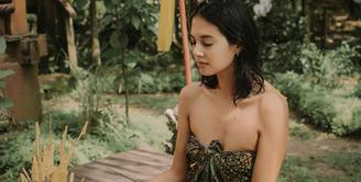 Melukat sedang menjadi salah satu ritual khas masyarakat Bali yang populer dilakukan kalangan artis Indo. Salah satunya adalah Aurelie Moeremans, yang baru saja mengunggah beberapa potret dirinya melakukan ritual melukat. Foto: Instagram.