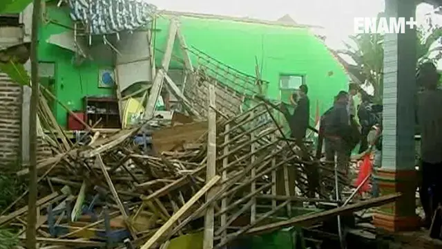 Gedung sekolah taman kanak-kanak di Ngawi Jawa Timur roboh pada saat proses belajar mengajar, sejumlah siswa alami luka ringan dan trauma.