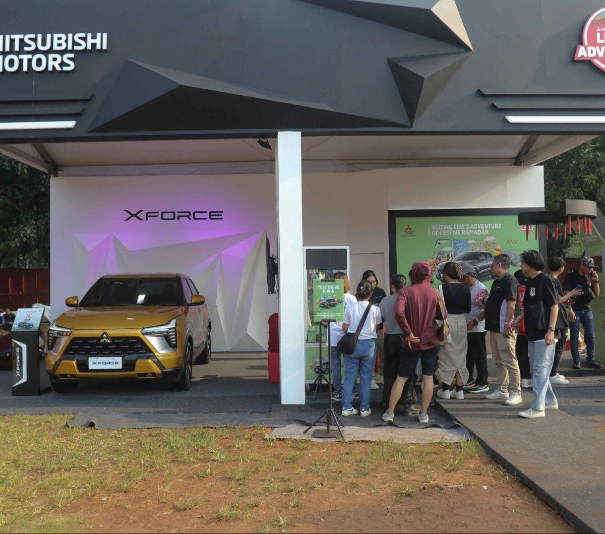 Kehadiran stan Mitsubishi yang menampilkan produk terbaru dari kendaraan X-Force juga menarik minat pengunjung di hari kedua KapanLagi Buka Bareng BRI Festival 2024. Foto: Liputan6.com / Herman Zakharia