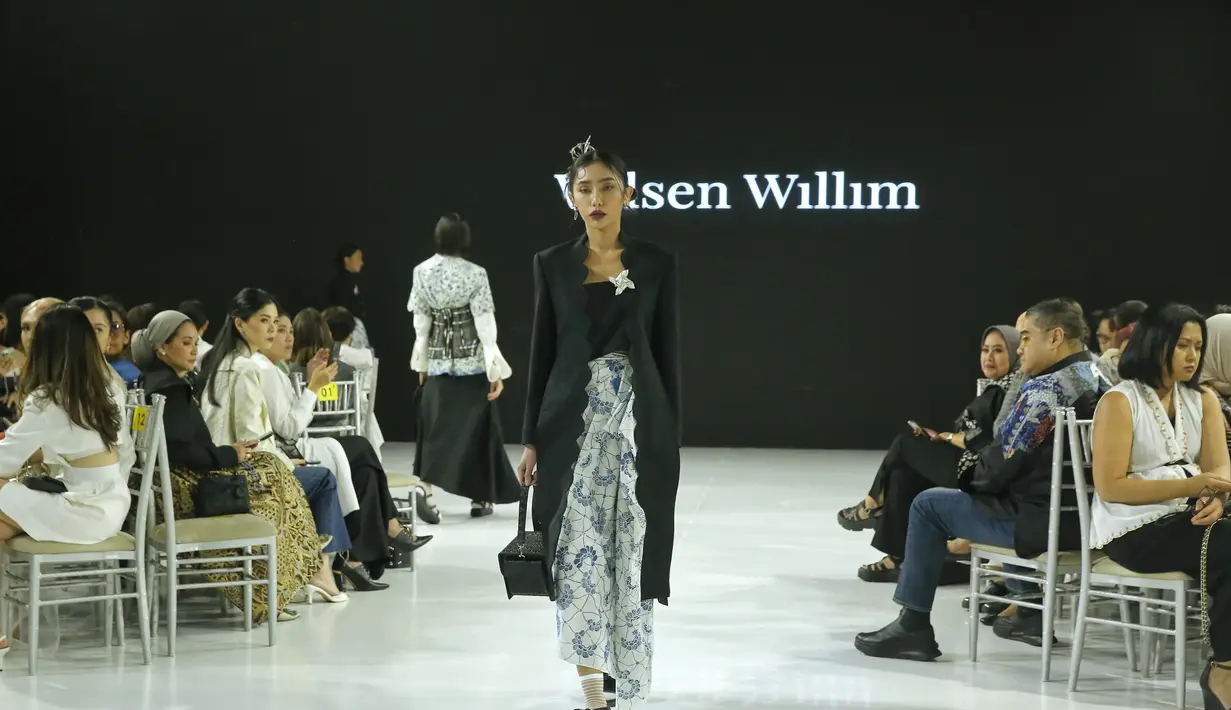 Wilsen Willim memang beberapa tahun terakhir kerap mengeksplorasi wastra dalam karya-karyanya. [Foto: Document/FIMELA]