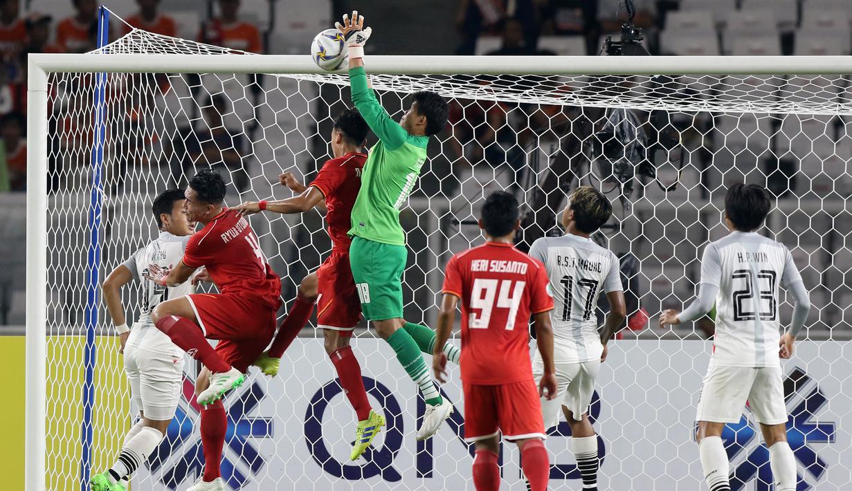 Kiper Shan United, Phone Thitsar Min, menghalau bola saat melawan Persija Jakarta pada laga Piala AFC 2019 di SUGBK, Jakarta, Rabu (15/5). Persija menang 6-1 atas Shan United. (Bola.com/M Iqbal Ichsan)