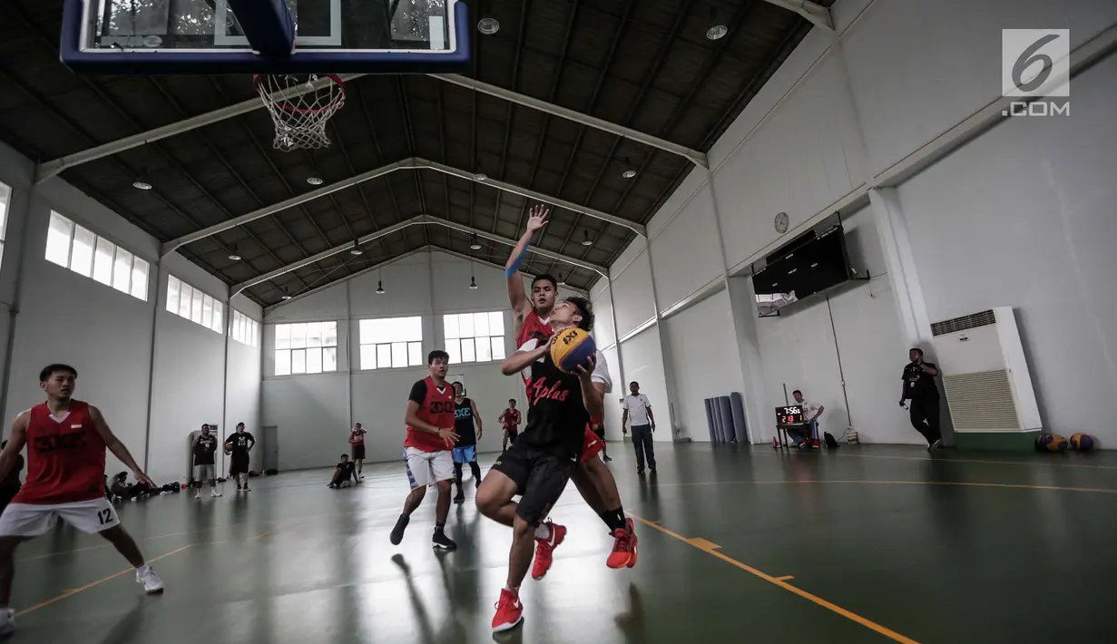 Seorang atlet basket putra berlatih di Gor Istana Kana, Jakarta, Jumat (12/1). Latihan tersebut untuk mempersiapkan diri dalam menghadapi Asian Games 2018. (Liputan6.com/Faizal Fanani)
