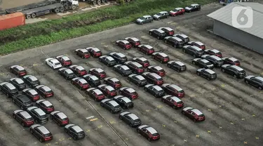 Deretan mobil baru terparkir di kawasan Marunda, Cilincing, Jakarta, Senin (21/6/2021). Pemerintah melalui Kementerian Keuangan memerpanjang diskon 0 persen Pajak Penjualan atas Barang Mewah (PPnBM) hingga Agustus 2021. (merdeka.com/Iqbal S. Nugroho)