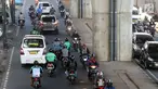 Sejumlah pengendara sepeda motor melawan arus lalu lintas di Jalan Ciledug Raya, Jakarta, Kamis (5/4). Perilaku kurang disiplin pengendara motor ini kerapkali menjadi salah satu penyebab kemacetan dan kecelakaan di jalan raya. (Liputan6.com/Arya Manggala)