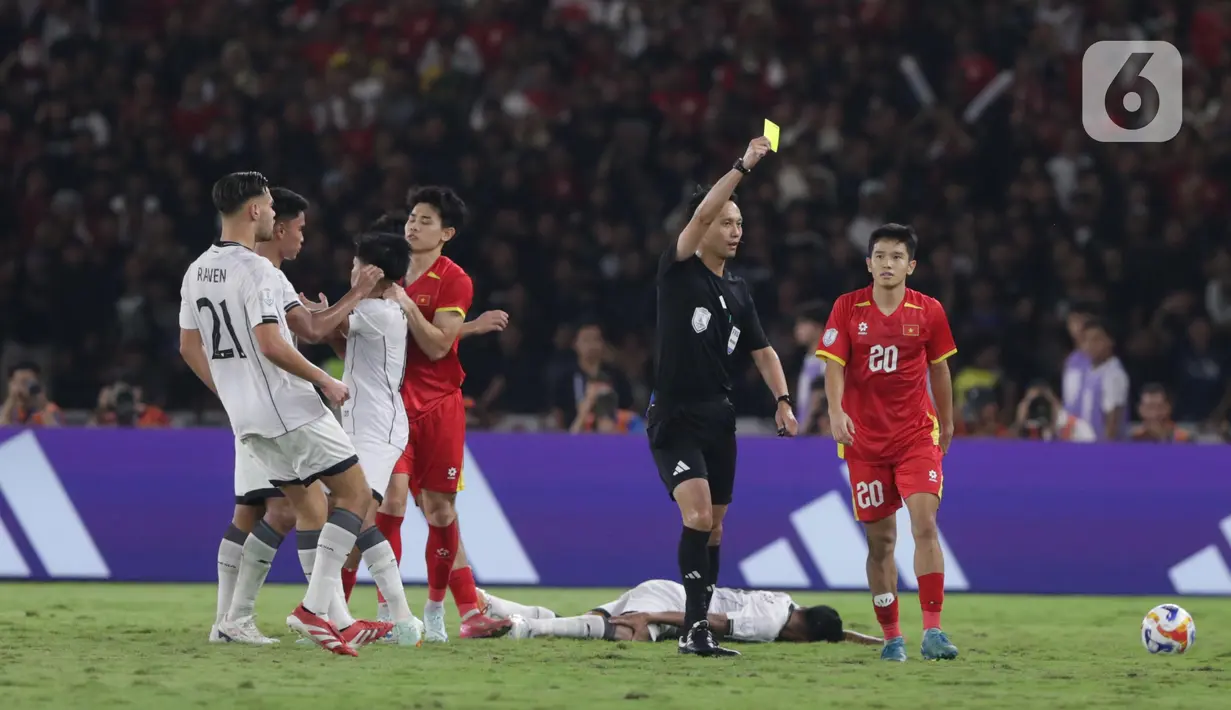 Laga kedua timnas berlangsung ketat dan sengit. (Liputan6.com/Helmi Fithriansyah)