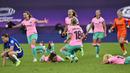 Para pemain Barcelona melakukan selebrasi usai menjuarai Liga Champions Wanita setelah menaklukkan Chelsea di Gothenburg, Swedia, Senin (17/5/2021). Barcelona menang dengan skor 4-0. (AP//Martin Meissner)