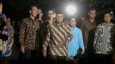 Presiden Jokowi bersama keluarga berjalan kaki menuju rumah kediaman calon mempelai wanita, Selvi Ananda, Jawa Tengah, Selasa (9/6/2015). Jokowi bersama keluarga akan melakukan lamaran kepada keluarga Selvi Ananda. (Liputan6.com/Faizal Fanani)