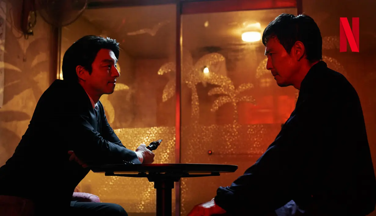 Salesman misterius (Gong Yoo) yang merekrut Ki Hoon di musim pertama. Di musim kedua, mereka kembali bertemu. (Foto: Netflix Korea)