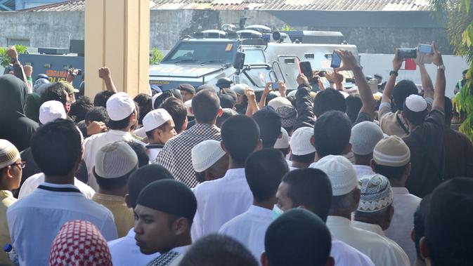 Seribuan lebih pengikut dan simpatisan Abu Bakar Baasyir menghadiri sidang PK di PN Cilacap, Januari 2016. (Foto: Liputan6.com/Muhamad Ridlo)