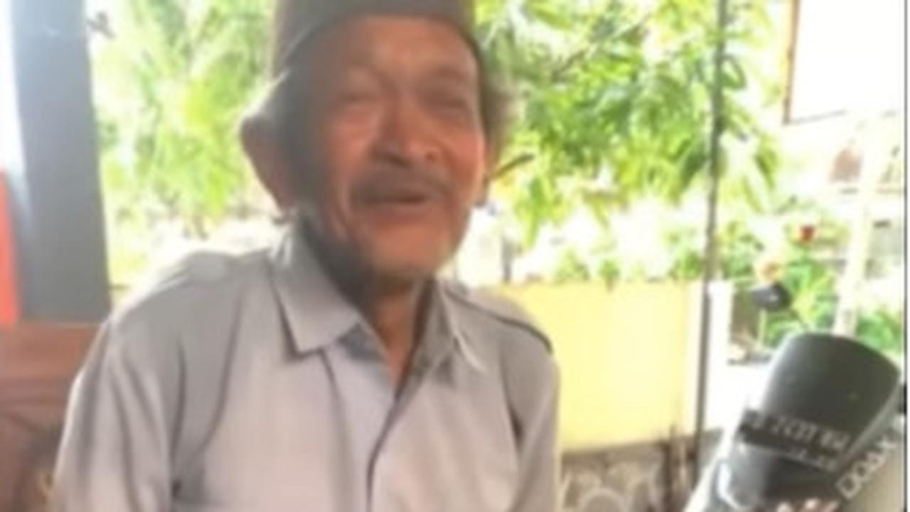 "Ini jamnya dijual?," kata Elif.