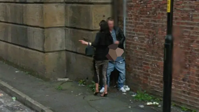 Lelah, Warga Rekam Pasangan yang Bercinta di Pekarangan Rumah