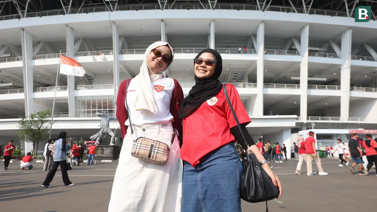 Foto: Potret Fanatiknya Fans Wanita Timnas Indonesia, Bawa-bawa Kalung Tengkorak