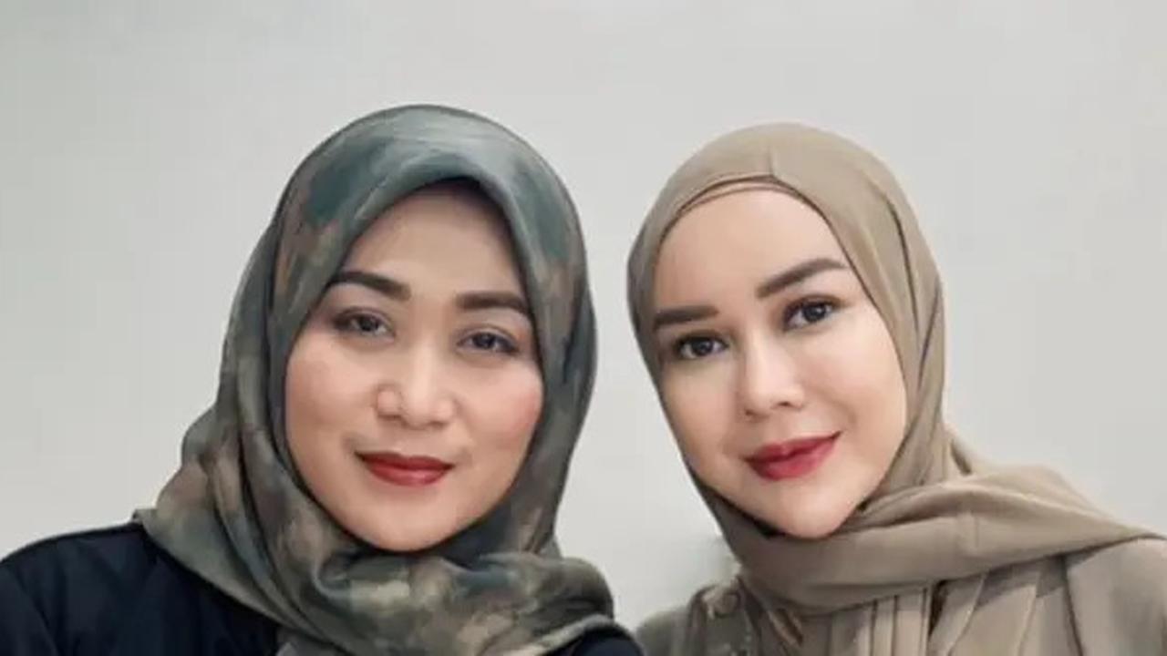 Potret Aura Kasih Berhijab dengan Gamis Syar'i, Tampil Pede Tenteng Tas Mewah saat Hadiri Kajian Ustaz Abdul Somad