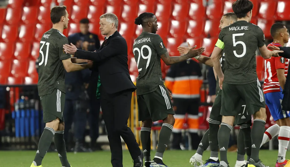 Pelatih Manchester United, Ole Gunnar Solskjaer memberi selamat kepada pemainnya usai bertanding melawan Granada pada pertandingan leg pertama perempat final Liga Europa di stadion Los Carmenes di Granada, Spanyol, Jumat (9/4/2021). MU menang atas Granada 2-0. (AP Photo/Fermin Rodriguez)
