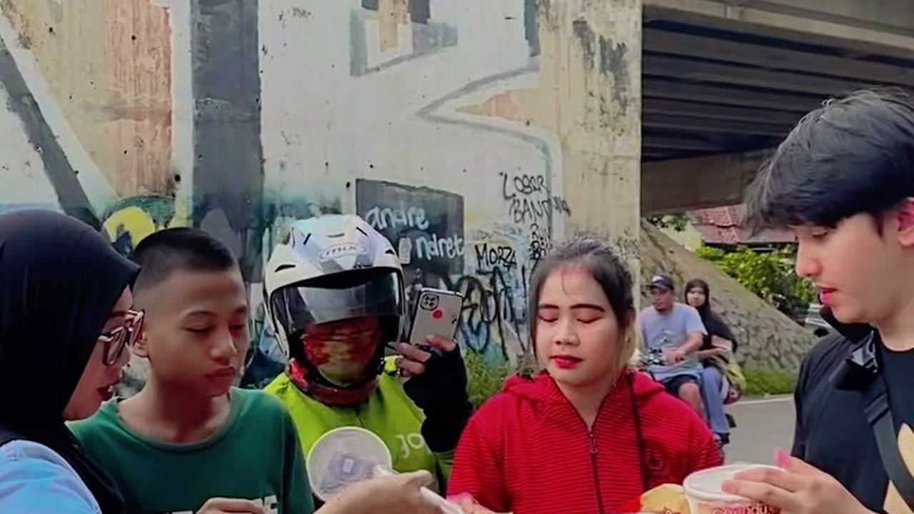 6 Potret Pesinetron Sidik Eduard yang Kini Jualan Makanan di Pinggir Jalan, Diangkut Pakai Motor