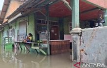 Ratusan Warga Kasemen Serang Terpaksa Sahur di Tengah Kepungan Banjir