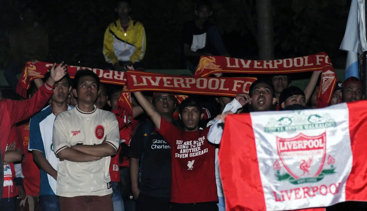Sejumlah supporter yang tergabung dalam Big Reds Bekasi meneriakkan yel-yel saat nonton bola seru Chelsea vs Liverpool di Alibaba Futsal, Bekasi, Minggu (10/5/2015). Laga antara Chelsea dan Liverpool berakhir imbang. (Liputan6.com/Helmi Fithriansyah)