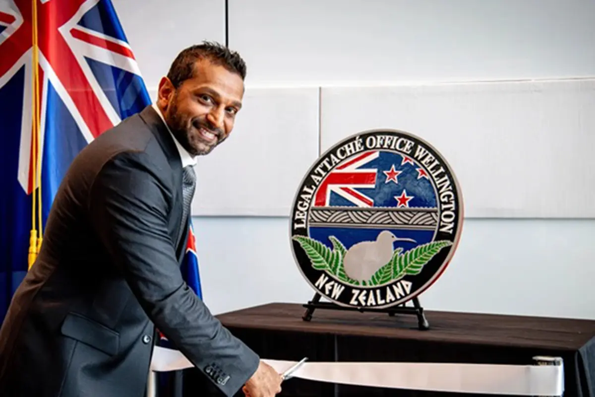 Direktur FBI Kash Patel memotong pita dalam acara peresmian kantor FBI di Wellington pada 31 Juli 2025.