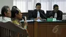 Dua orang saksi memberikan keterangan kepada Hakim Ketua Artha Theresia saat sidang lanjutan kasus dugaan penerimaan hadiah penetapan APBN-P Kementerian ESDM di Pengadilan Tipikor, Jakarta, Senin (11/5/2015). (Liputan6.com/Yoppy Renato)