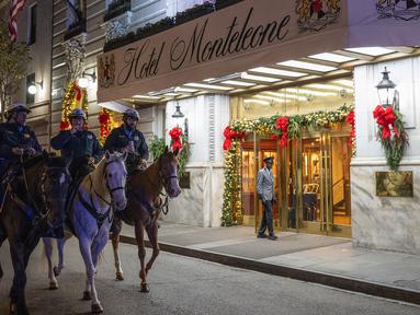 Polisi berkuda melewati Hotel Monteleone satu blok dari Bourbon Street setelah sebuah insiden serangan terjadi pada dini hari, pada 1 Januari 2025 di New Orleans, Louisiana, Amerika Serikat. (ANDREW CABALLERO-REYNOLDS/AFP)