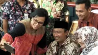 Gaya Menteri Keuangan Sri Mulyani berswafoto dengan Kades Ponggok, Klaten (Foto: Deny Liputan6.com)