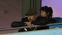 Reaksi pelatih Manchester City, Pep Guardiola saat melihat timnya melawan Olympique Lyon pada Grup F Liga Champions di tribun penonton Stadion Etihad, Rabu (19/9). Guardiola duduk di bangku penonton karena sedang menjalani sanksi. (AFP/Oli SCARFF)