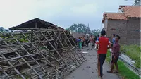 Puluhan rumah di Probolinggo rusak disapu puting beliung. (Liputan6.com/Dian Kurniawan)
