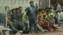 Pelatih Indonesia U-19, Indra Sjafri, saat pertandingan melawan Thailand U-19 pada laga persahabatan di Stadion Wibawa Mukti, Cikarang, Minggu (8/10/2017). Indonesia menang 3-0 atas Thailand. (Bola.com/M Iqbal Ichsan)