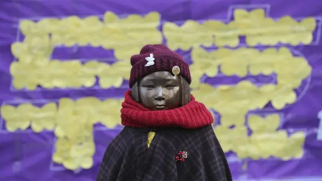 Sebuah patung yang mewakili budak seks terlihat di dekat Kedutaan Besar Jepang di Seoul, Korea Selatan.