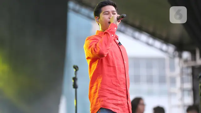 [Bintang] Nino RAN di atas panggung.