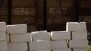 Burung-burung duduk di dinding perbatasan yang dibangun menggunakan keju di perbatasan Amerika dan Meksiko, dekat Tecate, California, 28 Maret 2019. Seniman Kanada, Cosimo Cavallaro sengaja menggunakan keju kedaluwarsa, untuk menunjukkan seberapa banyak makanan yang terbuang. (REUTERS/Mike Blake)