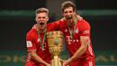 Duet Joshua Kimmich dan Leon Goretzka telah membawa Bayern Munchen menyabet banyak gelar bergengsi. Kimmich merupakan sosok yang cerdas dengan kualitas teknis yang luar biasa. Sementara itu, Goretzka lebih merupakan gelandang box-to-box yang suka menyerang ke depan. (AFP/Alexander Hassenstein)