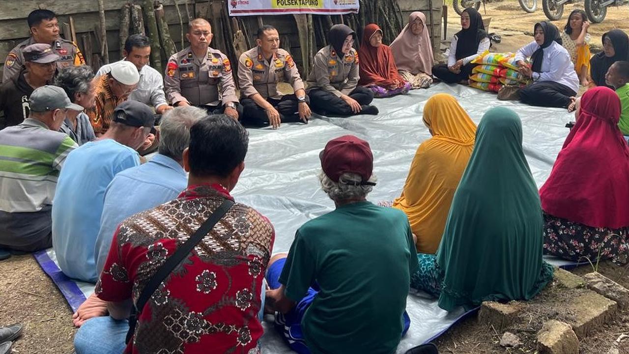 Polres Kampar Gelar Cooling System dan Bagi-Bagi Sembako di Desa Terisolir