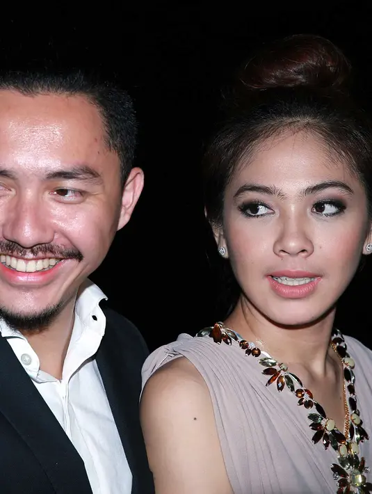 Tampil Elegan dan serasi bersama sang istri, Omesh dan istrinya Dian Ayu hadir dalam resepsi pernikahan Nycta-Rizky. (Deki Prayoga/Bintang.com)