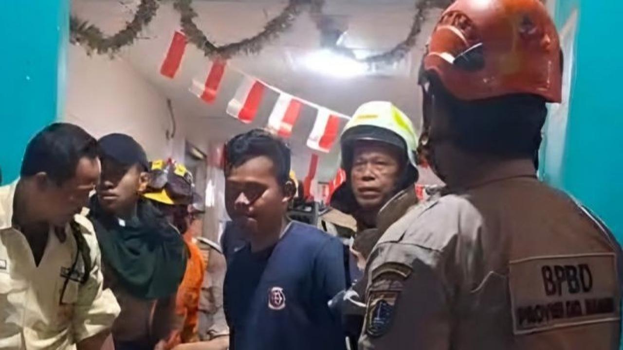 Api Padam, Empat Orang Alami Sesak Napas Akibat Kebakaran Apartemen City Park Jakarta Barat