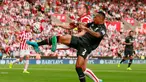 Bek Liverpool, Nathaniel Clyne berebut bola dengan gelandang Stoke City, Charlie Adam pada Liga Premier Inggris di Britannia Stadium, Minggu (9/8/2015).Liverpool menang atas Stoke City dengan skor 1-0. (Reuters/Jason Cairnduff)