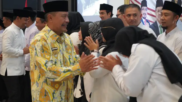 Pj. Bupati Garut Barnas Adjidin melepas para petugas pembimbing haji asal Garut di Gedung Patriot, Jalan Cipanas, beberapa waktu lalu. (Liputan6.com/Jayadi Supriadin)