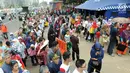 Calon penonton rela antre di sepanjang pendestrian Senayan untuk mengikuti Closing Ceremony Asian Games 2018, di Stadion GBK, Jakarta, Minggu (2/9).Sejumlah artis dalam dan luar negeri ikut meramaikan Closing Ceremony. (merdeka.com/Arie Basuki)