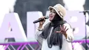 Penyanyi Rida Farida saat membawakan lagu selama Prambanan Jazz Festival 2019 di Pelataran Candi Prambanan, Yogyakarta, Sabtu (6/7/2019). Selama dua tahun hilang dari dunia musik, personel RSD mempunyai kegiatan masing-masing. (Fimela.com/Bambang E.Ros)