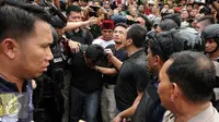 Petugas kepolisian mengamankan salah satu tersangka perampokan disertai penyanderaan di Kawasan Pondok Indah, Jakarta, Minggu (3/9). Dua tersangka pelaku perampokan disertai penyanderaan dilumpuhkan polisi. (Liputan6.com/Helmi Fithriansyah)