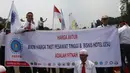 Serikat Pekerja Pertamina membentangkan spanduk dalam aksi damai di depan Istana, Jakarta, Selasa (19/2).  Dalam aksinya, mereka mengklaim bahwa harga avtur PT Pertamina (Persero) tidak berpengaruh pada mahalnya tiket pesawat. (Liputan6.com/Angga Yuniar)