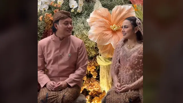 Momen Rizky Febian Bimbing Mahalini Baca Al-Fatihah di Acara 7 Bulanan