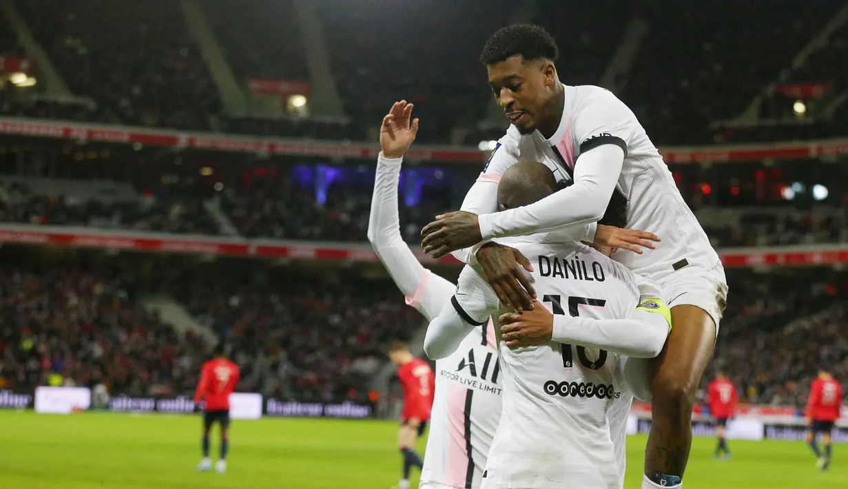 Gelandang Paris Saint-Germain (PSG) Danilo Pereira (tengah) bersama rekan setimnya merayakan gol ke gawang Lille dalam lanjutan Liga Prancis di Stadion Pierre-Mauroy, Senin (7/2/2022) dinihari WIB. PSG mengalahkan juara bertahan Lille dengan skor 5-1. (AP Photo/Michel Spingler)