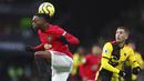 Bek Manchester United, Wan-Bissaka, menyundul bola saat melawan Watford pada laga Premier League 2019 di Stadion Vicarage Road, Minggu (22/12). Watford menang 2-0 atas Manchester United. (AP/Petros Karadjias)
