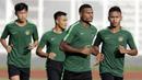 Pemain Timnas Indonesia U-22, Marinus Wanewar dan Osvaldo Haay, saat latihan di Stadion Madya, Senayan, Jakarta, Senin (4/3). Latihan tersebut untuk persiapan kualifikasi Piala AFC U-23. (Bola.com/M Iqbal Ichsan)
