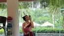 Kenakan gym attire yang memikat, ia hadirkan pesona gaya yang begitu seru.